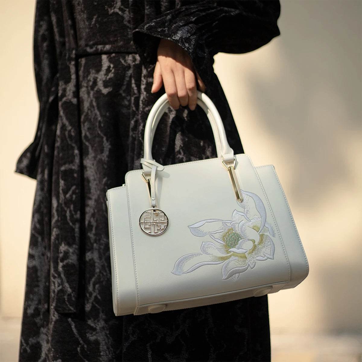 Sinocultural Embroidery Leather Tote Bag White Lotus Crossbody Bag - 画像 (6)